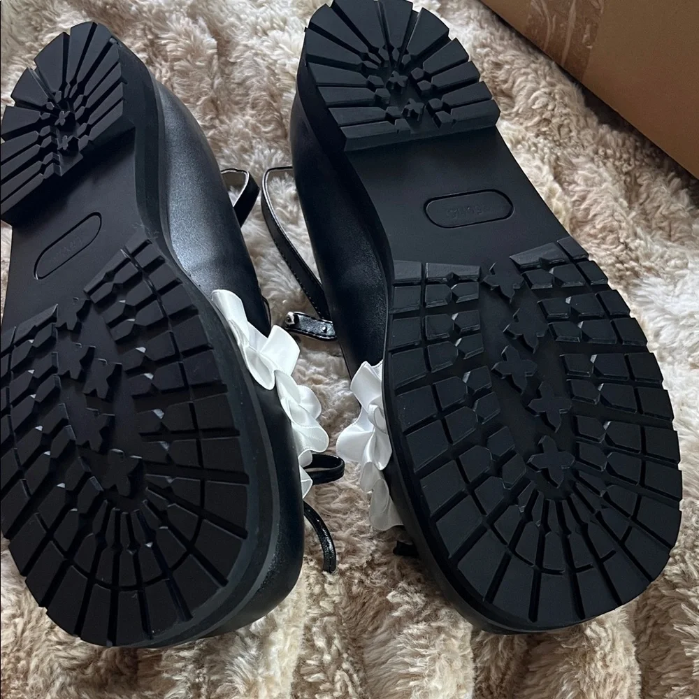 Amazon Black and White Ruffle Flats - Picture 2 of 3